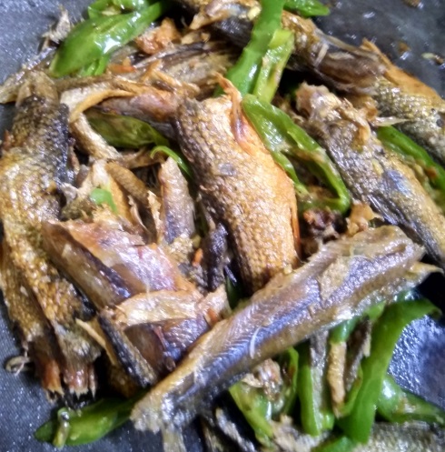 小鱼仔+青椒+蒜末+生姜 秋天炒小鱼仔更配哦