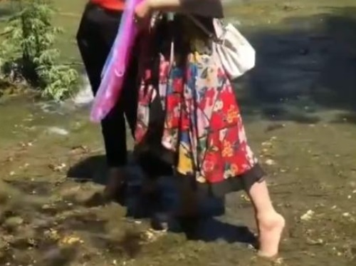 几位大妈在九寨沟光脚踩水 被行政处罚书面道歉