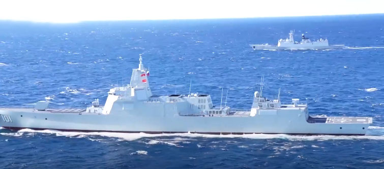 中国海军南昌舰、盐城舰、东平湖舰三舰客亮相日本海
