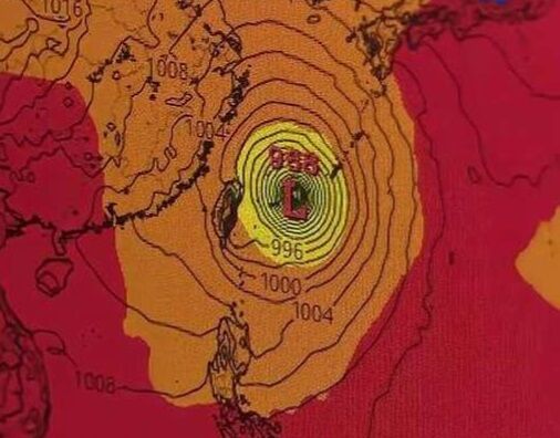 超强台风“轩岚诺”来了 东航将虹桥机场的飞机绑好