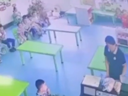 烟台金凤幼儿园剪破多名儿童上颚不实 为教工触伤