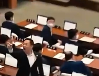 韩议员摘口罩呵斥抗议市民:吵死了！给我安静！
