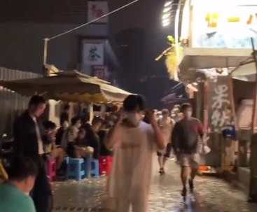 疫情解封火锅店排400多桌 凌晨吃火锅得等到早上6点