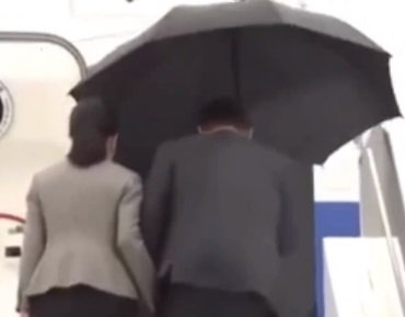 韩总统尹锡悦雨中撑伞不顾老婆 又被嘲讽