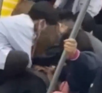 济南一男子地铁上晕倒 自述钱包丢了没钱吃饭