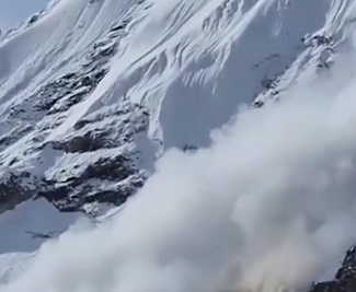 世界第八高峰马纳斯鲁峰发生雪崩 至少15人受伤
