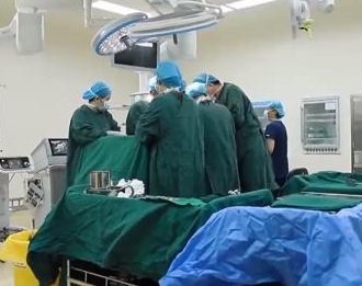 21岁小伙长期熬夜还肥胖 手术吸出10块血栓