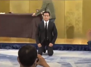 日本竞技格斗“超RIZIN”赛事主办方总裁下跪15秒道歉