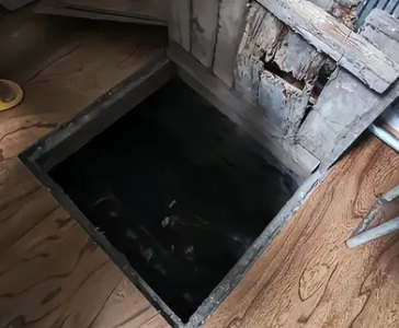 辽宁大学男生换新宿舍 发现屋内暗藏地道