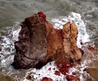 青岛地标景观-石老人被风雨损毁 上半部分坍塌