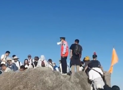 男子游黄山被堵山上10分钟走1米 黄山景区回应
