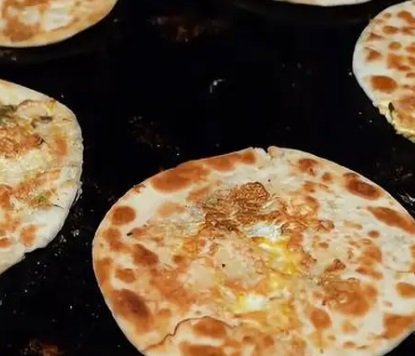 送子上学的鸡蛋灌饼师傅到大学做鸡蛋灌饼