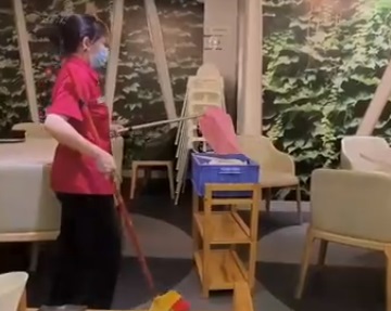 广州一餐馆员工当顾客面把扫地垃圾倒进餐盘
