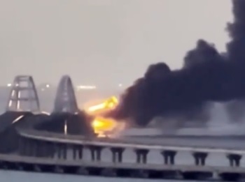 克里米亚大桥爆炸起火3人死亡 乌克兰称这只是开始