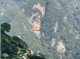 男子爬山到一半 发现景点在山对面