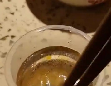 婚礼吃席鱼皮一烫就化 男子感叹科技与狠活太强大
