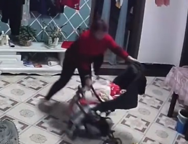 大妈拉童车转圈2次 致婴儿摔出大哭