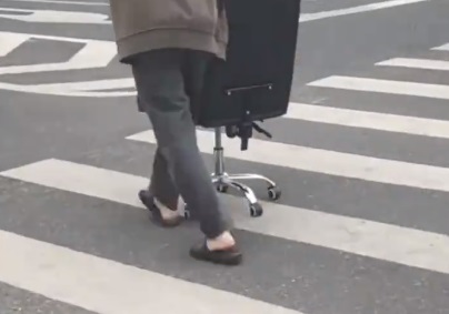 南京一公司倒闭 员工分家产搬椅子电脑回家