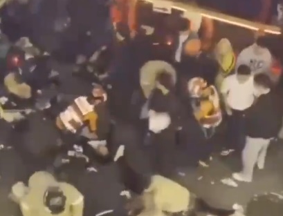 韩媒:首尔踩踏事故已致3死 10多人躺路边盖塑料布