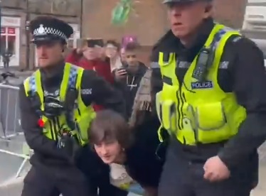 英国示威男子当街朝英国国王扔鸡蛋 被抬上警车