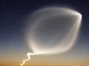 甘肃天空现巨大发光不明飞行物 像一只巨大的蝌蚪