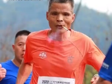 广州男子边抽烟边跑完全程马拉松 运动时抽烟好吗？