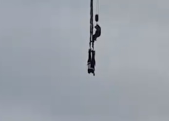 重庆一对情侣蹦极倒挂滞留半空 拒绝扣安全带扣