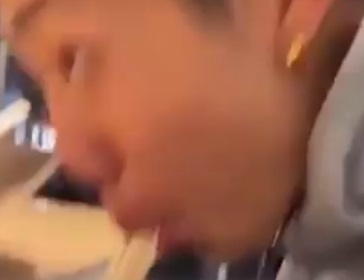日本男子在拉面店舔筷子后放回 与他人嬉笑
