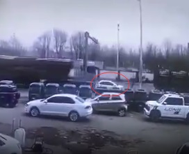 辽宁一轿车等红绿灯 被大货车追尾压扁