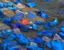女生赶海涨潮后发现遍地是一次性鞋套