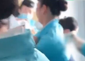 网传厦航飞行员在女厕偷拍 被抓现行