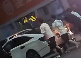 喝酒后觉得代驾不划算 5名男子推车1公里回家