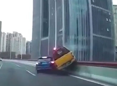 上海两车“斗气” 致一车骑跨高架栏 警方通报