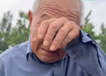 小麦无法及时收割 河南79岁老农手捧发芽小麦抹泪