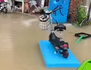 苏州连续暴雨多地内涝 居民家中成水帘洞