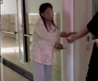 女子剖腹产手术后 丈夫为鼓励妻子恢复走1步发100