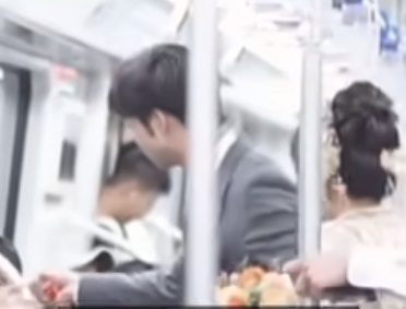 合肥一对新人坐地铁去结婚 给陌生乘客发喜糖
