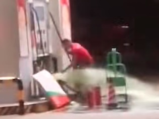 广东一加油站汽油泄露 员工用身体堵住