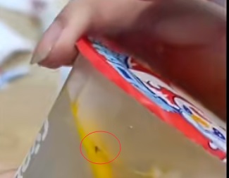 女子买蜜雪冰城饮品有虫子 连换2杯还是有虫