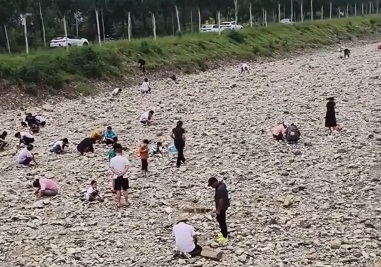 北京遭遇罕见暴雨洪水 洪水过后村民河道捞碎金