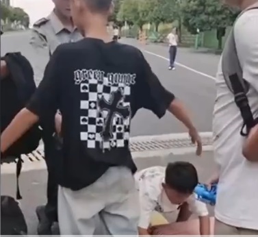 学生返校被保安粗暴搜身 零食扔满地
