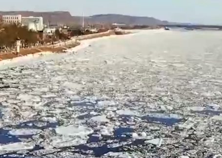 黑龙江黑河段进入流冰期 大批中国公民滞留俄罗斯