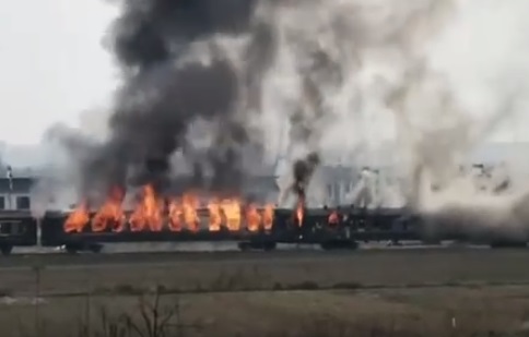 河南南阳一景区火车起火 是废弃火车无人伤亡