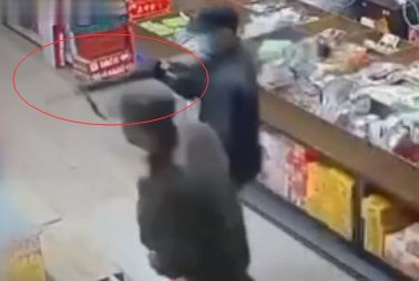 缅甸一超市中国籍老板娘被劫匪绑架 手里拿着枪