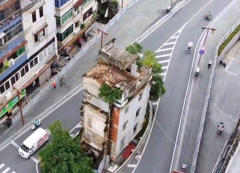 广东江门双水镇“最牛挡道钉子楼”被拆除