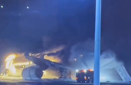 日本航空A350客机撞机后迫降爆燃 载近400人