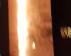 辽宁丹东一高层住宅发生火灾 火苗上窜浓烟滚滚