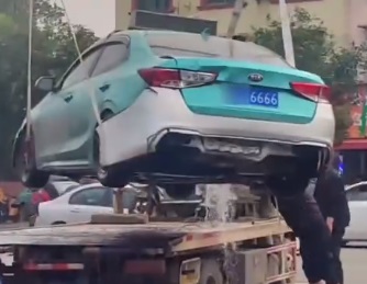 尾号6666出租车溜车坠河 乘客受惊吓