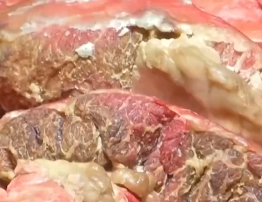 监管现场查封安徽厨先生2万余盒梅菜扣肉 肉长霉斑腥臭扑鼻