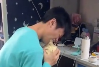 来自海南的大三男生给室友表演绝活 徒嘴剥椰子